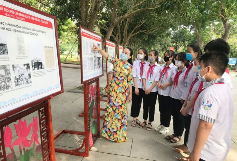 Cô Lưu Thị Thanh Nga hướng dẫn học sinh trong một hoạt động ngoại khóa. Ảnh: NVCC Cô Lưu Thị Thanh Nga hướng dẫn học sinh trong một hoạt động ngoại khóa. Ảnh: NVCC