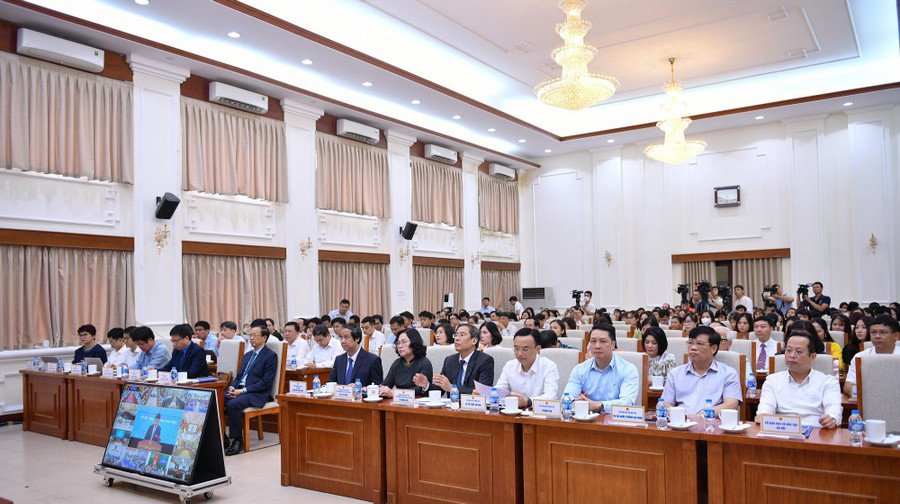 Các đại biểu tham dự buổi gặp gỡ tại điểm cầu Bộ GD&amp;ĐT.