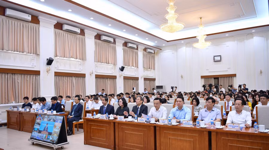 Các đại biểu tham dự buổi gặp gỡ tại điểm cầu Bộ GD&amp;ĐT.
