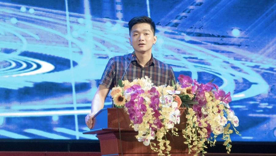 Anh Dương Văn Phụng, hiện làm việc tại Công ty Cổ phần Công nghệ iRender Việt Nam chia sẻ cùng sinh viên Trường ĐH Thuỷ lợi. Ảnh NVCC.