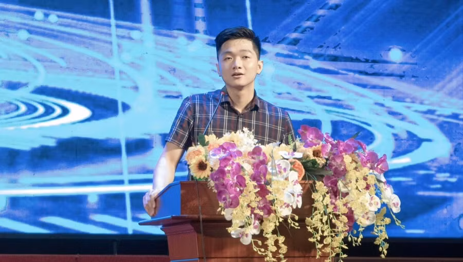 Anh Dương Văn Phụng, hiện làm việc tại Công ty Cổ phần Công nghệ iRender Việt Nam chia sẻ cùng sinh viên Trường ĐH Thuỷ lợi. Ảnh NVCC.