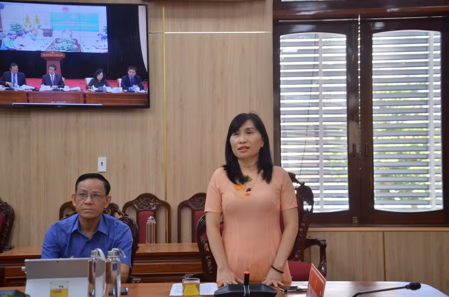 Cô Lưu Trương Kim Tuyền - Giáo viên Trường Tiểu học Nghĩa Lộ nêu tâm tư, từ điểm cầu Quảng Ngãi. Ảnh: Thế Đại