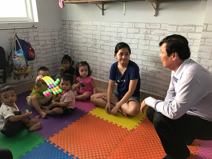 Đoàn kiểm tra đột xuất tại một điểm trông giữ trẻ gia đình tại địa bàn quận 10 Đoàn kiểm tra đột xuất tại một điểm trông giữ trẻ gia đình tại địa bàn quận 10