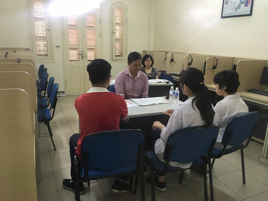 Phòng thi Nói với giám khảo của OEA Vietnam, đồng thời là Giám khảo Cambridge Assessment English Phòng thi Nói với giám khảo của OEA Vietnam, đồng thời là Giám khảo Cambridge Assessment English