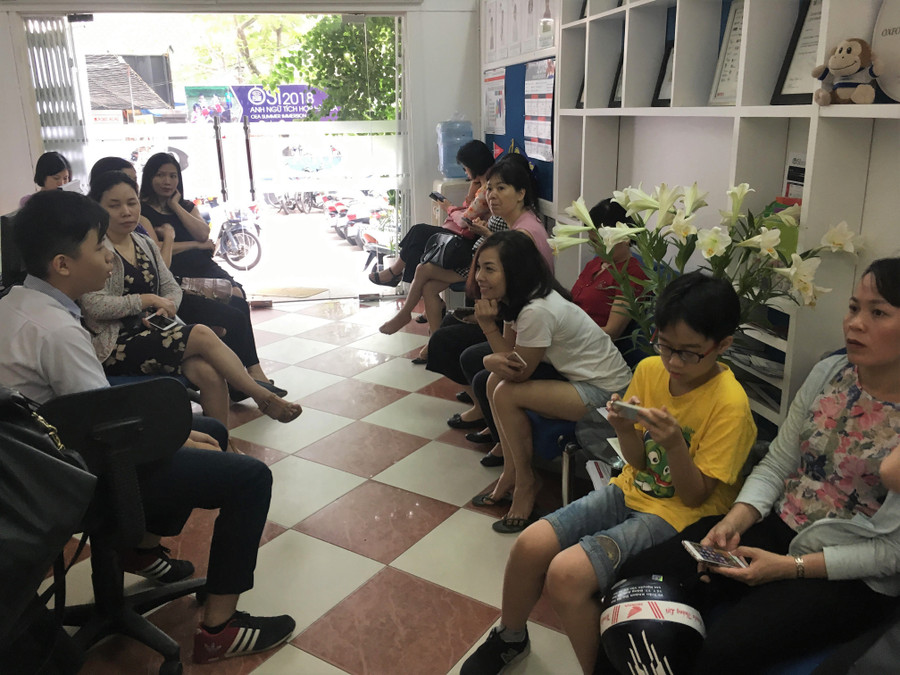 Các phụ huynh và người nhà ngồi chờ các con thi Olympic Tiếng Anh quận Ba Đình năm 2018 Các phụ huynh và người nhà ngồi chờ các con thi Olympic Tiếng Anh quận Ba Đình năm 2018