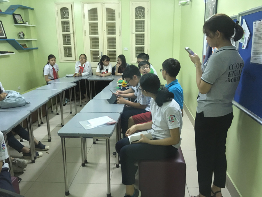 Nhân viên OEA Vietnam gọi tên thí sinh trong phòng chờ chuẩn bị bước vào phần thi Nói Nhân viên OEA Vietnam gọi tên thí sinh trong phòng chờ chuẩn bị bước vào phần thi Nói