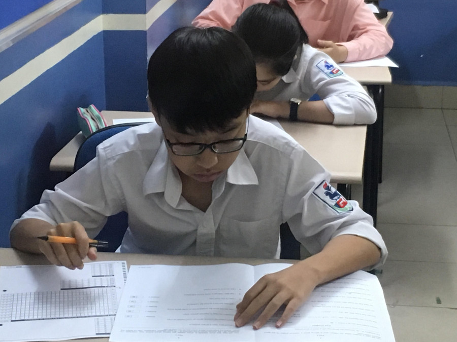 Thí sinh tập trung làm bài thi Thí sinh tập trung làm bài thi