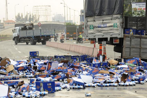 Hiện trường vụ xe bia nổ lốp. Hiện trường vụ xe bia nổ lốp.