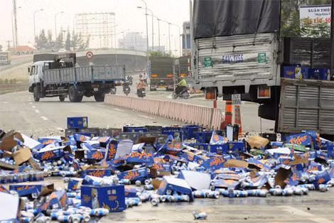 Hiện trường vụ xe bia nổ lốp.