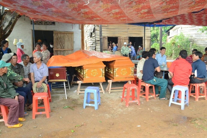 Thương tâm bé gái khóc ngất bên thi thể bố mẹ và em trai