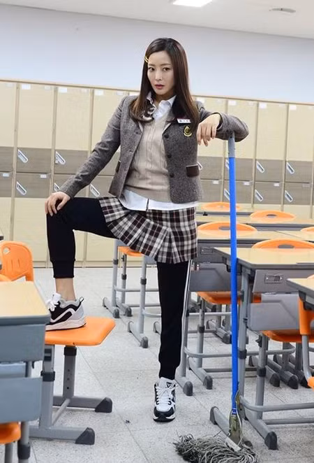 Tạo hình nữ sinh trung học của Kim Hee Sun trong bộ phim truyền hình đang gây sốt tại Hàn Quốc -