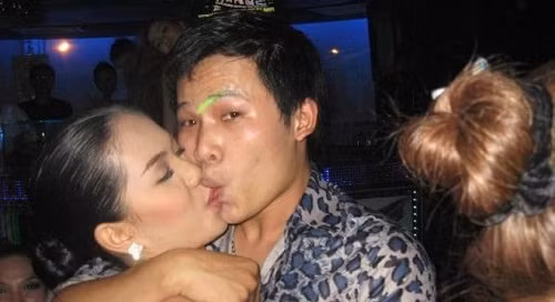 Lộ ảnh Vũ Khắc Tiệp ôm hôn Ngọc Trinh đắm đuối - Ảnh 1