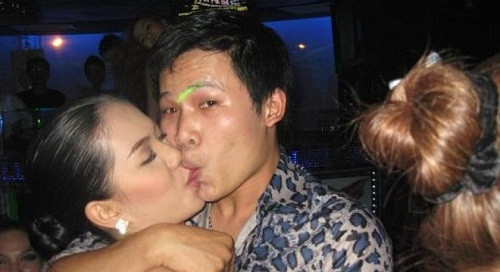 Lộ ảnh Vũ Khắc Tiệp ôm hôn Ngọc Trinh đắm đuối - Ảnh 1