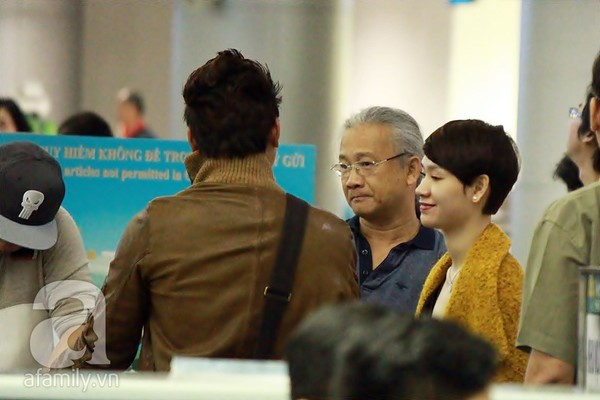 Vợ chồng Trà My tình cảm tại sân bay Tân Sơn Nhất Vợ chồng Trà My tình cảm tại sân bay Tân Sơn Nhất