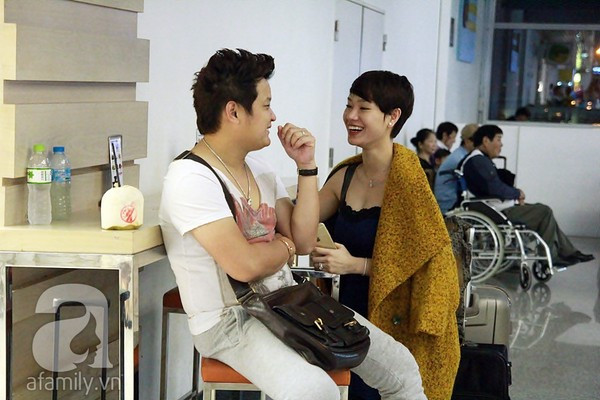 Vợ chồng Trà My tình cảm tại sân bay Tân Sơn Nhất Vợ chồng Trà My tình cảm tại sân bay Tân Sơn Nhất