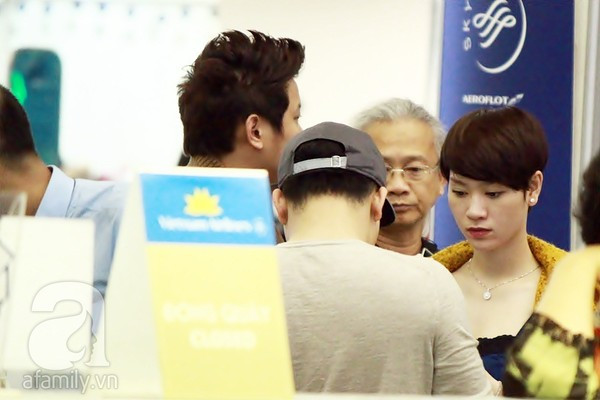 Vợ chồng Trà My tình cảm tại sân bay Tân Sơn Nhất Vợ chồng Trà My tình cảm tại sân bay Tân Sơn Nhất