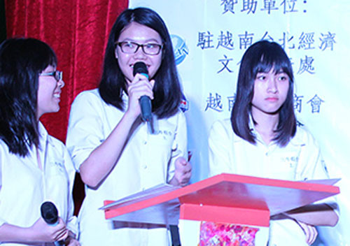 Các nữ sinh lớp 12 THPT chuyên Ngoại ngữ Hà Nội đã vượt qua các đối thủ là sinh viên đại học, giành giải nhất cuộc thi tranh biện tiếng Trung. Ảnh: Quỳnh Trang. Các nữ sinh lớp 12 THPT chuyên Ngoại ngữ Hà Nội đã vượt qua các đối thủ là sinh viên đại học, giành giải nhất cuộc thi tranh biện tiếng Trung. Ảnh: Quỳnh Trang