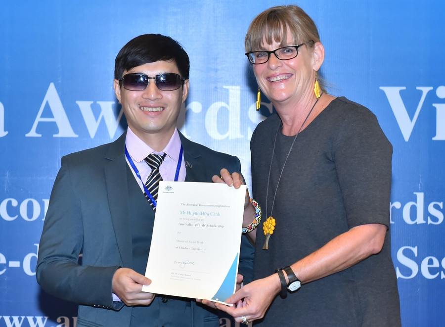 Bà Karen Lanyon - Tổng Lãnh sự Australia tại TP Hồ Chí Minh - trao chứng chỉ cho tân sinh viên Học bổng Australia Huỳnh Hữu Cảnh Bà Karen Lanyon - Tổng Lãnh sự Australia tại TP Hồ Chí Minh - trao chứng chỉ cho tân sinh viên Học bổng Australia Huỳnh Hữu Cảnh