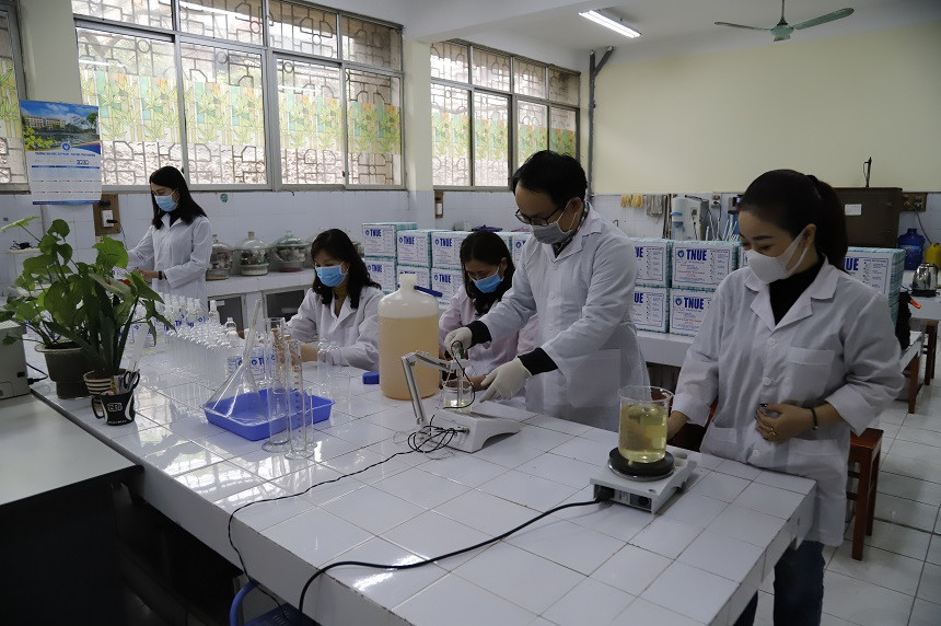 Thầy cô khoa Hóa học - Sinh học Trường ĐHSP miệt mài sản xuất, pha chế nước rửa tay khô kháng khuẩn TNUE để kịp thời trao tặng cho các nhà trường