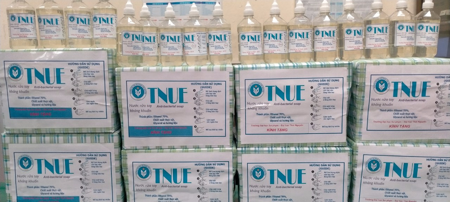 Những kiện hàng được các thầy cô tận tay đóng gói cẩn thận để trao tặng cho các nhà trường