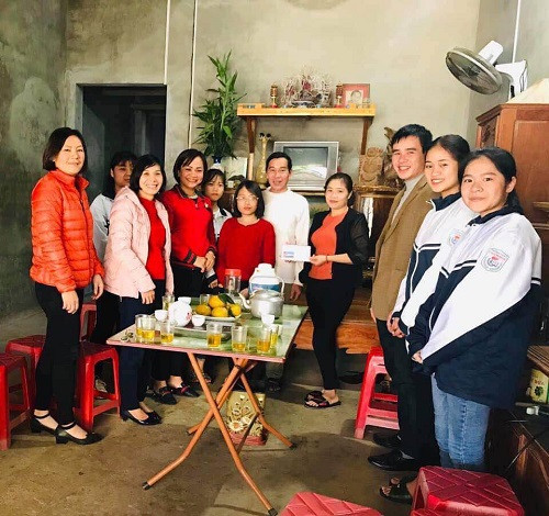 Lãnh đạo nhà trường cùng các đoàn viên, thanh niên đến thăm gia đình em Nguyễn Thu Uyên