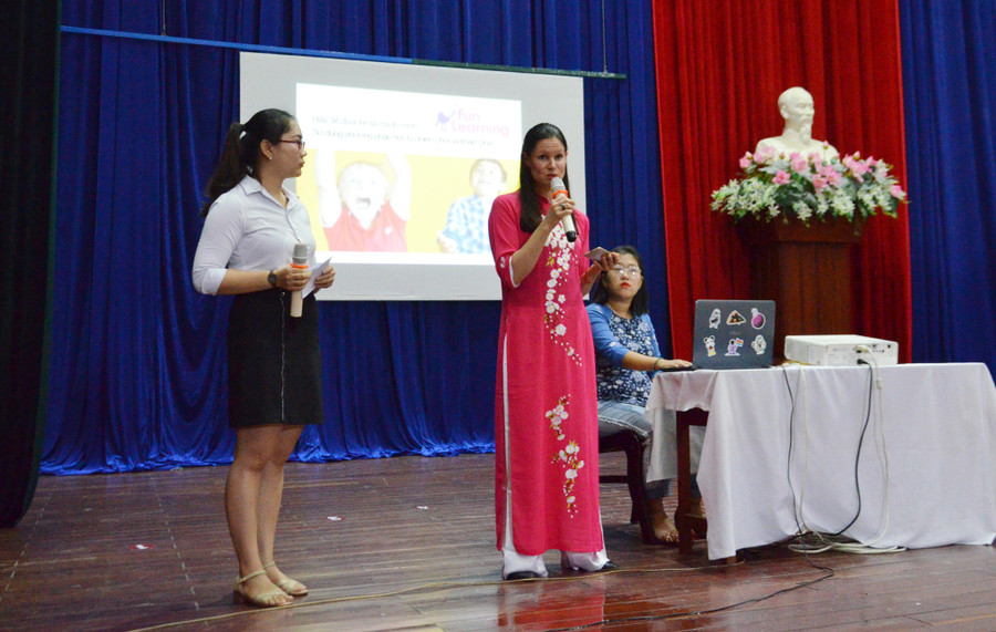 Bà Saara Katariina Viteli, Giám đốc Fun Academy (Học viện vui vẻ - Phần Lan) giới thiệu chương trình. Bà Saara Katariina Viteli, Giám đốc Fun Academy (Học viện vui vẻ - Phần Lan) giới thiệu chương trình.