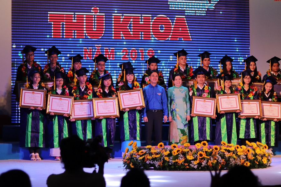 Các thủ khoa lưu giữ khoảnh khắc đặc biệt.