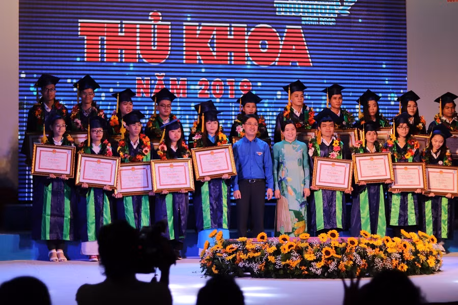 Các thủ khoa lưu giữ khoảnh khắc đặc biệt.