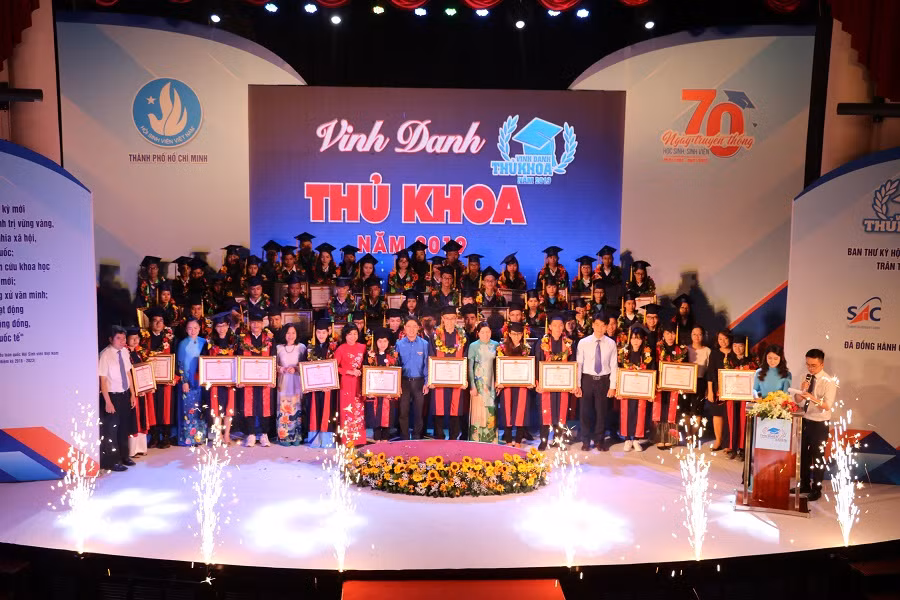 Chương trình Vinh danh thủ khoa lần thứ 6 diễn ra vào sáng 26/10.