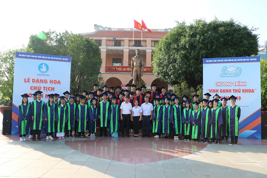 Các thủ khoa dâng hương, báo công tại tượng đài Bác Hồ.