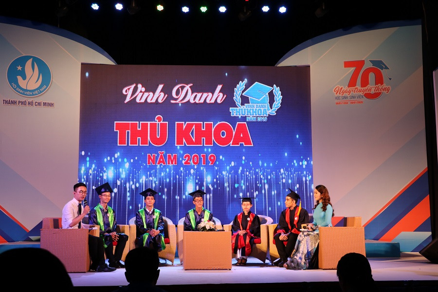 Giao lưu với 5 thủ khoa xuất sắc.