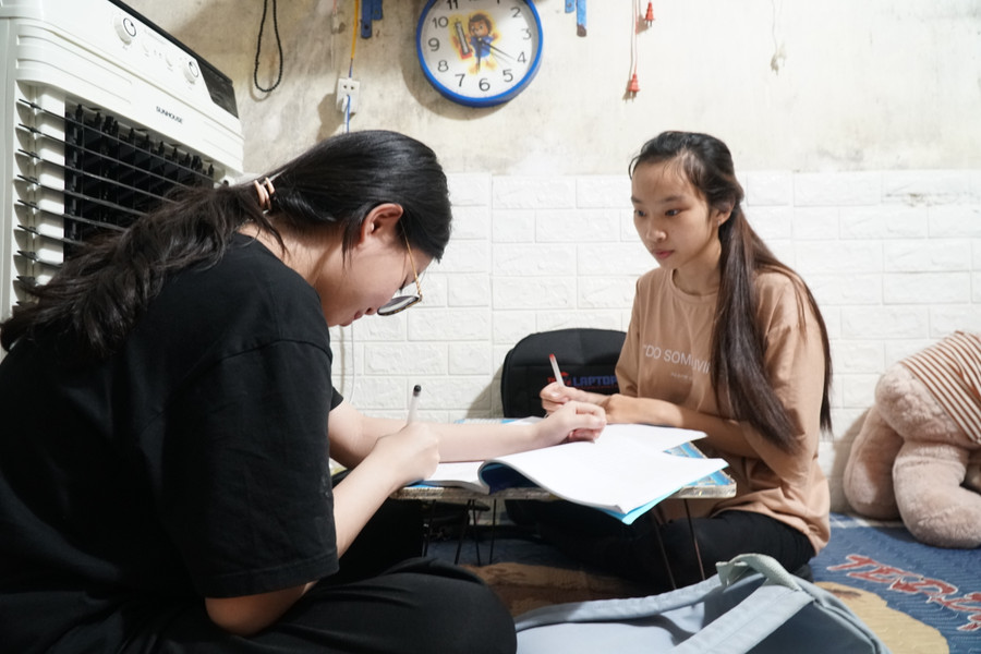 Nguyễn Thị Tú Anh dạy tiếng Trung tại nhà cho học sinh. Nguyễn Thị Tú Anh dạy tiếng Trung tại nhà cho học sinh.