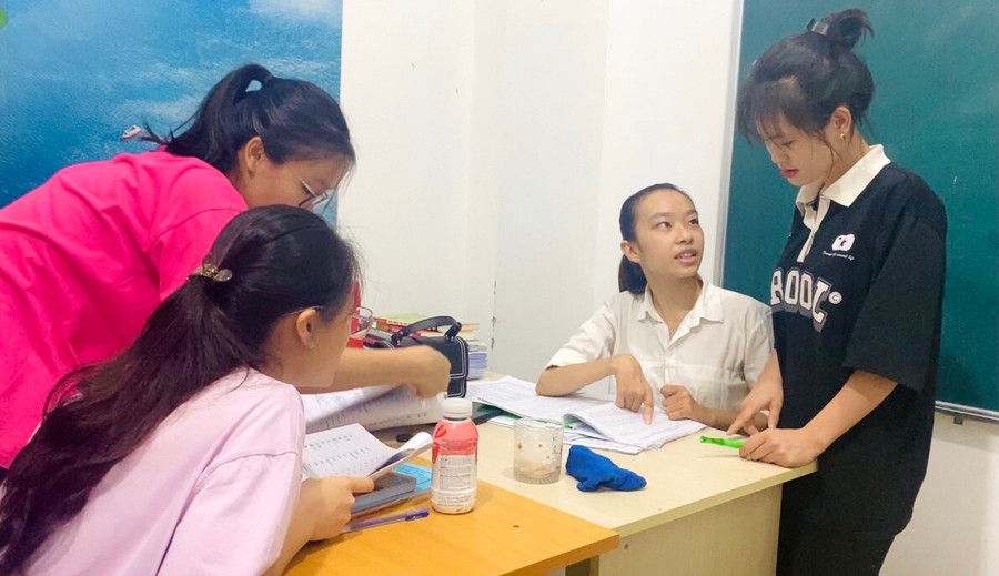 Tú Anh (thứ 2 từ phải qua) hiện làm trợ giảng tại một trung tâm tiếng Trung tại TP Vinh, Nghệ An.