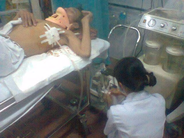  Ông Vũ Duy Điều khi mới được đưa vào viện điều trị (ảnh gia đình nạn nhân cung cấp). 