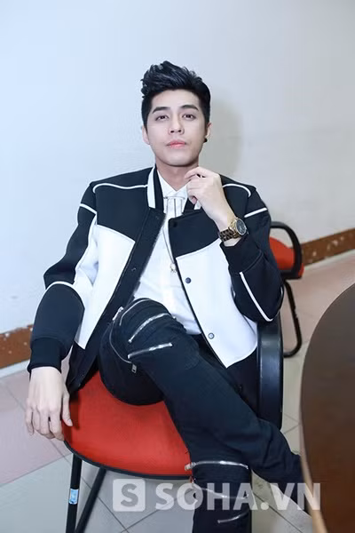  Noo Phước Thịnh bảnh bao trong hậu trường. 