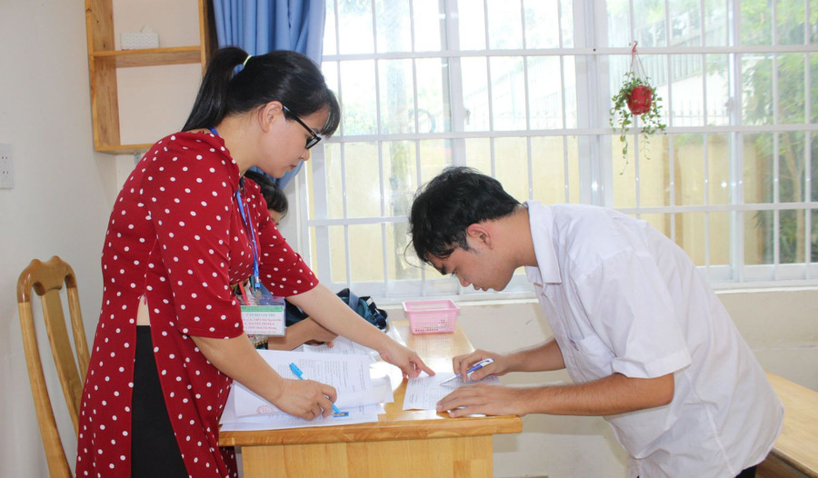 Học sinh Bà Rịa - Vũng Tàu thi tốt nghiệp THPT năm 2023 tại điểm thi Trường THPT Trần Nguyên Hãn (TP Vũng Tàu). Ảnh: Hồ Phúc. Học sinh Bà Rịa - Vũng Tàu thi tốt nghiệp THPT năm 2023 tại điểm thi Trường THPT Trần Nguyên Hãn (TP Vũng Tàu). Ảnh: Hồ Phúc.