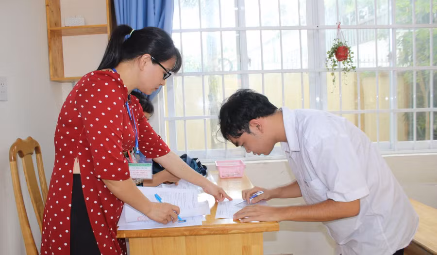 Học sinh Bà Rịa - Vũng Tàu thi tốt nghiệp THPT năm 2023 tại điểm thi Trường THPT Trần Nguyên Hãn (TP Vũng Tàu). Ảnh: Hồ Phúc.