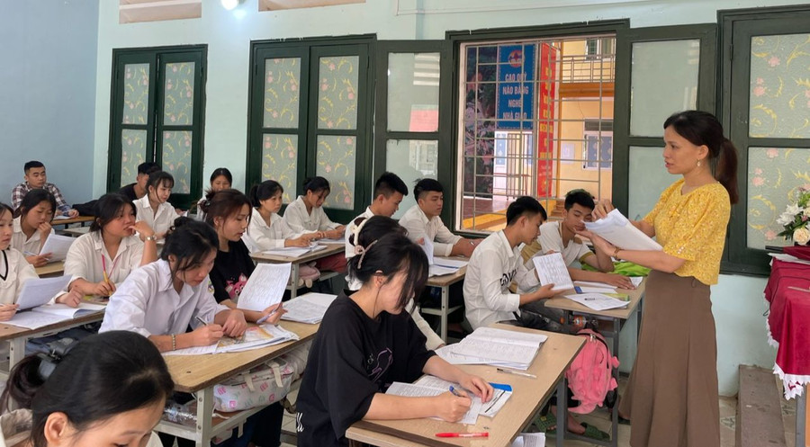 Cô trò Trường THPT Quan Sơn (Thanh Hóa) trong giờ học. Ảnh: NTCC Cô trò Trường THPT Quan Sơn (Thanh Hóa) trong giờ học. Ảnh: NTCC