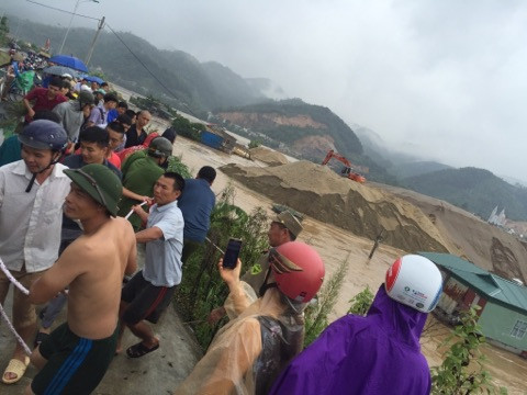 Công an, bộ đội và người dân trợ giúp, nhưng mất 1 giờ mới kéo được nhà thuyền vào bờ