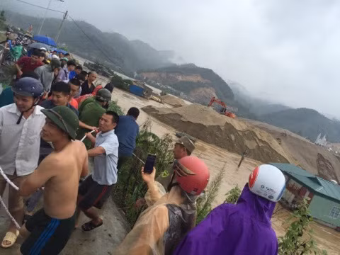 Công an, bộ đội và người dân trợ giúp, nhưng mất 1 giờ mới kéo được nhà thuyền vào bờ