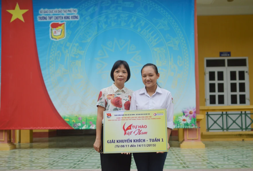 Cô giáo Nguyễn Thanh Thủy chúc mừng học sinh Ngọc Anh đạt giải Khuyến khích Cuộc thi tìm hiểu lịch sử, văn hóa dân tộc “Tự hào Việt Nam”