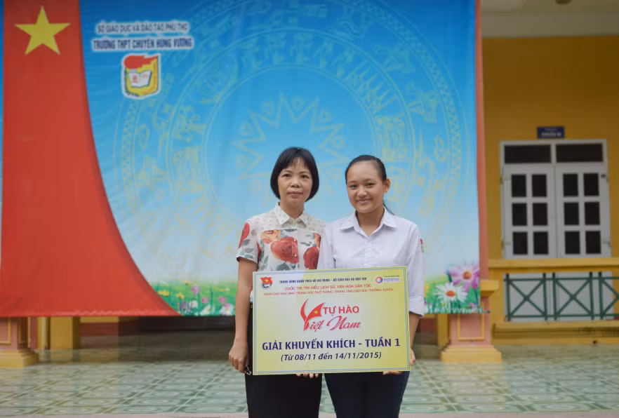 Cô giáo Nguyễn Thanh Thủy chúc mừng học sinh Ngọc Anh đạt giải Khuyến khích Cuộc thi tìm hiểu lịch sử, văn hóa dân tộc “Tự hào Việt Nam”