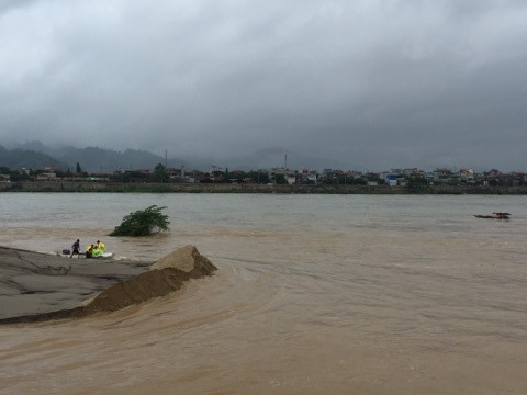 Cứu hộ cứu 2 trẻ em chạy lên đụn cát yếu ớt giữa dòng lũ dữ tại Hòa Bình