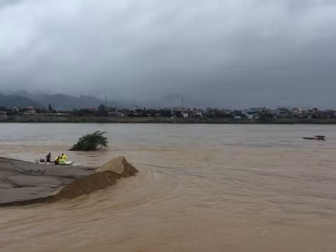 Cứu hộ cứu 2 trẻ em chạy lên đụn cát yếu ớt giữa dòng lũ dữ tại Hòa Bình