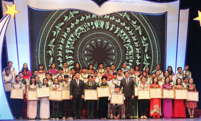 Thứ trưởng Bộ GD&ĐT Nguyễn Hữu Độ và Chủ tịch Công đoàn Giáo dục Việt Nam Vũ Minh Đức trao bằng khen cho các giáo viên, học sinh tiêu biểu