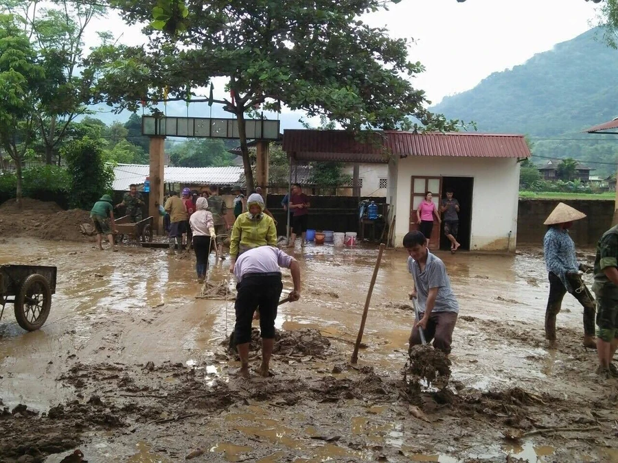 Giáo viên cùng bộ đội, phụ huynh chung sức dọn trường sau mưa lũ