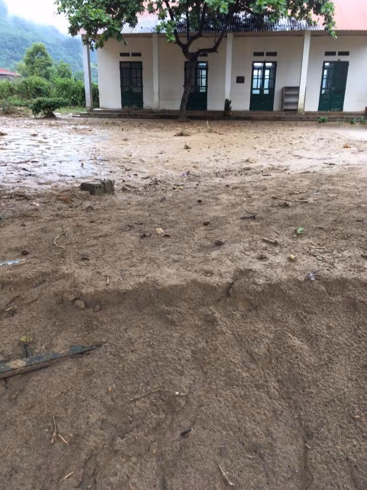 Ngày 11, 12/10, toàn bộ học sinh Trường tiểu học Phúc Sơn phải nghỉ học vì mưa lũ