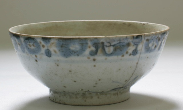 Bát, đồng chí Văn Tiến Dũng, Hoàng Quốc Việt dùng những năm 1937-1938. Bát, đồng chí Văn Tiến Dũng, Hoàng Quốc Việt dùng những năm 1937-1938.