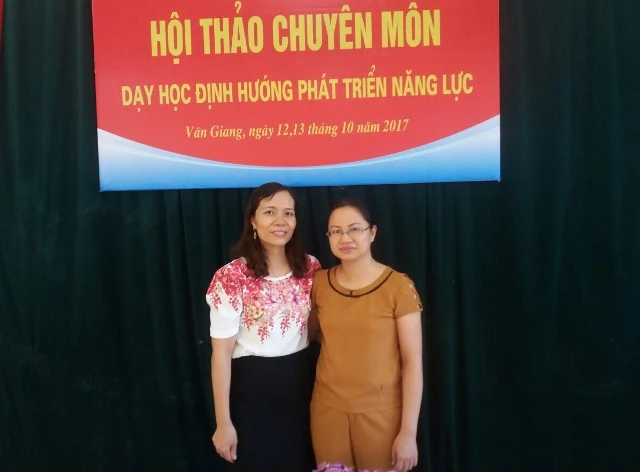 2 cô giáo Giang Thị Phương và Nguyễn Thu Phương tại hội thảo chuyên môn về dạy học phát triển năng lực do Trường THPT Dương Quảng Hàm, Hưng Yên tổ chức ngày 12,13/10/2017 