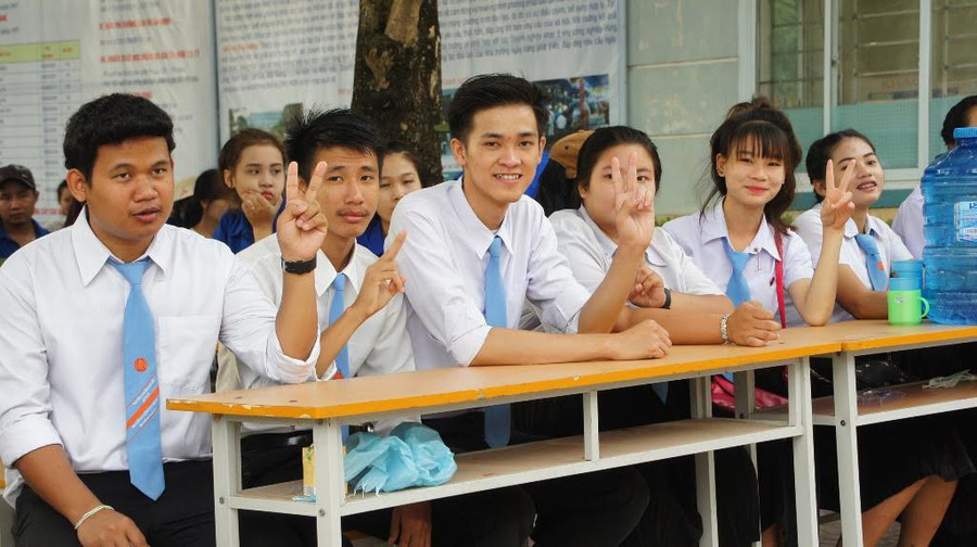 Sinh viên Lào, Thái Lan tham gia tiếp sức mùa thi. ảnh: Tiền Phong